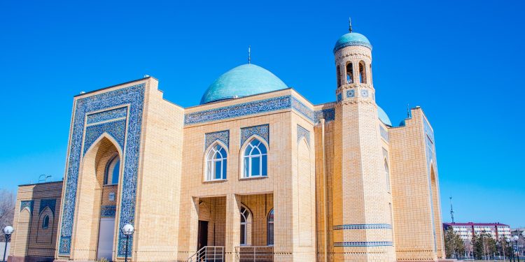 Khutbah Jumat: Tiga Fitnah Seorang Laki-laki dalam Islam