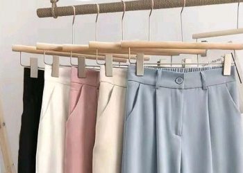 Warna Celana Netral yang Cocok dengan Baju Coklat