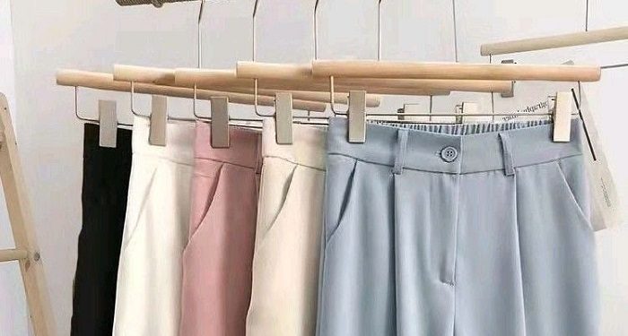Warna Celana Netral yang Cocok dengan Baju Coklat
