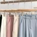 Warna Celana Netral yang Cocok dengan Baju Coklat