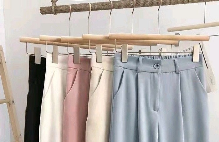 Warna Celana Netral yang Cocok dengan Baju Coklat