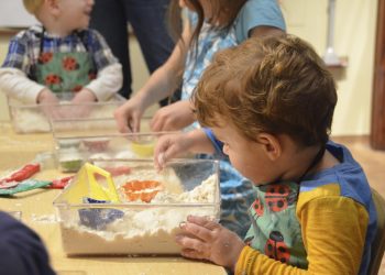 5 Benda Sederhana yang Bisa Dijadikan Sensory Play untuk Anak di Rumah