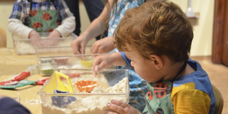 5 Benda Sederhana yang Bisa Dijadikan Sensory Play untuk Anak di Rumah