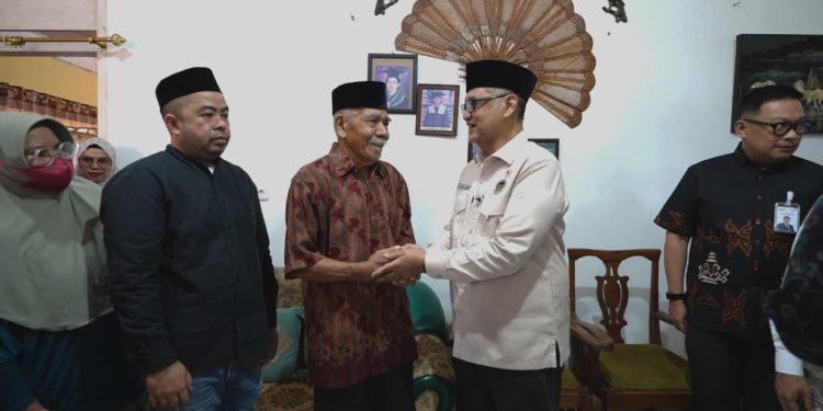 Takziyah ke Kediaman Dokter Fitri yang Wafat di Tanah Suci, Menhaj: Negara Hormati Pengabdiannya Hingga Akhir Hayat