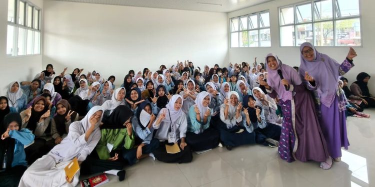 PC Salimah Jonggol Isi Materi MPLS di SMA Negeri 3 Jonggol, Tekankan Pentingnya Rasa Syukur