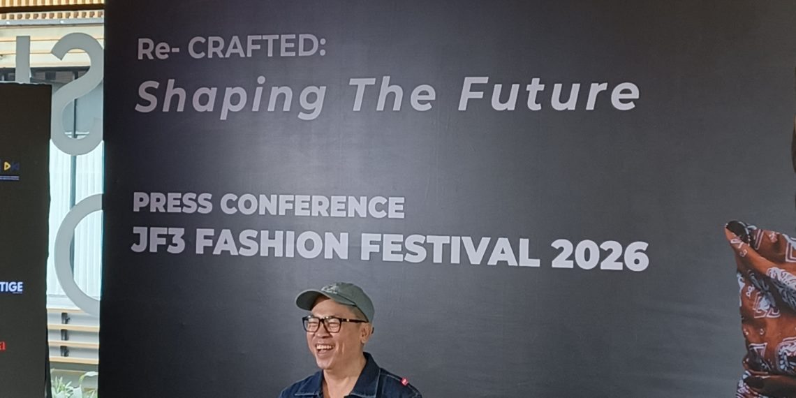 Fashion Designer Billy Tjong Rangkum Perjalanan Hidup dalam Warna Fuchsia