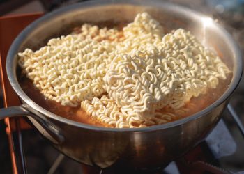 Mie Instan Dicampur Nasi, Benarkah Berbahaya? Ini Penjelasan yang Perlu Diketahui