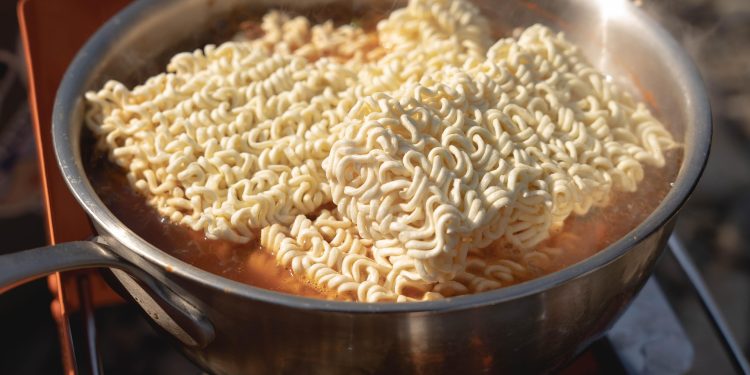 Mie Instan Dicampur Nasi, Benarkah Berbahaya? Ini Penjelasan yang Perlu Diketahui