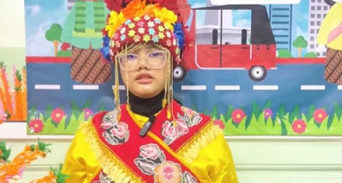 Siswa Primary JISc Kenalkan Kue Akar Kelapa Betawi Lewat Presentasi Berbahasa Inggris