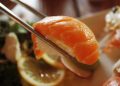 Ingin Membuat Sushi? Ini Cara Membersihkan Ikan Salmon dengan Tepat