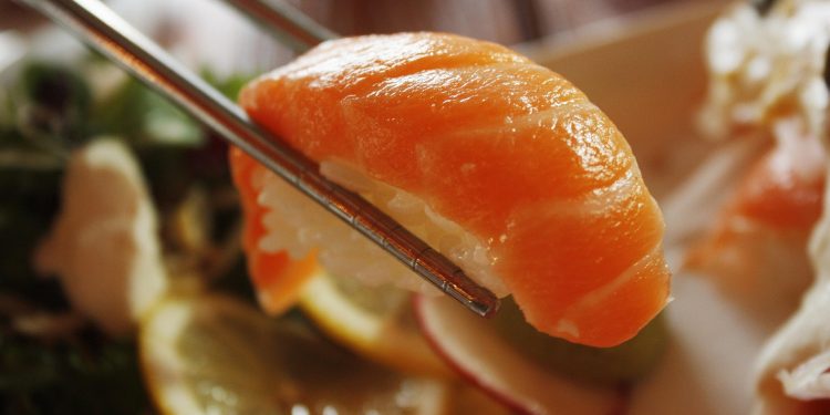 Ingin Membuat Sushi? Ini Cara Membersihkan Ikan Salmon dengan Tepat