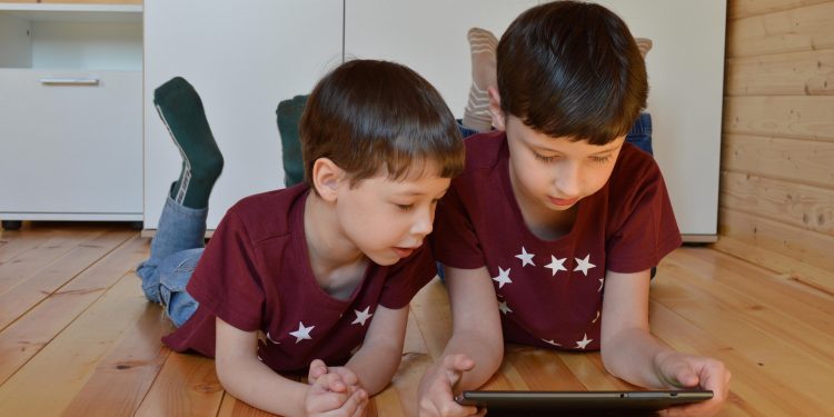 Anak Mulai Sulit Lepas dari Gadget? Ini Tips yang Bisa Dilakukan Orang Tua Sejak Dini