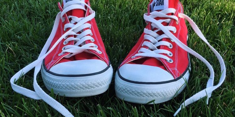 Sepatu Kanvas Tetap Bersih dan Awet, Ini Cara Mencucinya yang Benar