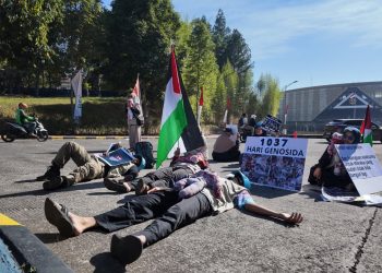 Aktivis Muda Tiduran di Jalan Pasar Unpad dan Rektorat dalam Aksi Palestina