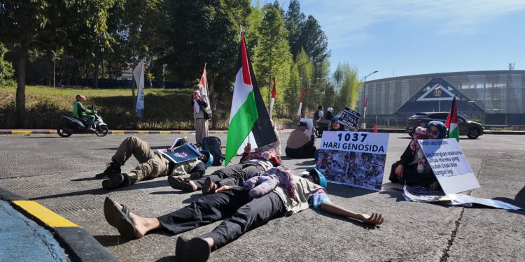 Aktivis Muda Tiduran di Jalan Pasar Unpad dan Rektorat dalam Aksi Palestina