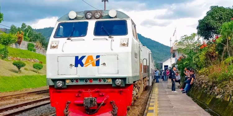 Kereta Api Serayu Jakarta-Purwokerto Via Bandung Menawarkan Keindahan Alam Menakjubkan