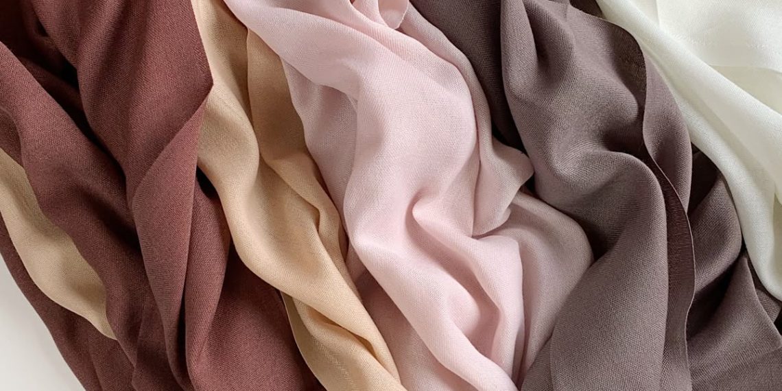 3 Style Pashmina Ceruti yang Bikin Wajah Terlihat Lebih Proporsional