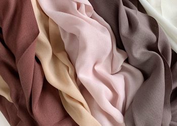 3 Style Pashmina Ceruti yang Bikin Wajah Terlihat Lebih Proporsional