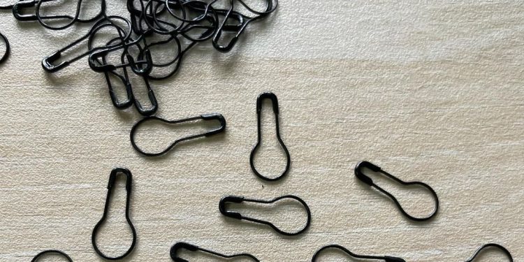 3 Jenis Peniti yang Cocok untuk Hijab, Mana yang Paling Nyaman Dipakai?