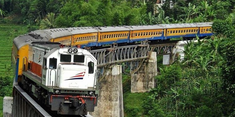 Kereta Api Serayu Jakarta-Purwokerto Via Bandung Menawarkan Keindahan Alam Menakjubkan