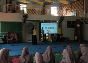 HIMAFIS UI Edukasi Skoliosis pada Remaja, Ajak Santri Lebih Peduli pada Kesehatan Tulang Belakang