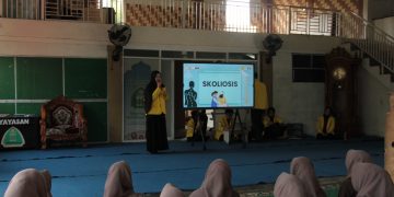 HIMAFIS UI Edukasi Skoliosis pada Remaja, Ajak Santri Lebih Peduli pada Kesehatan Tulang Belakang