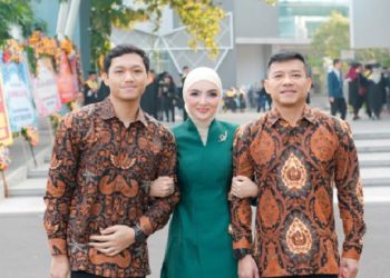 Ashanty, Anang dan Azriel Rayakan Wisuda Bersama di Universitas Airlangga