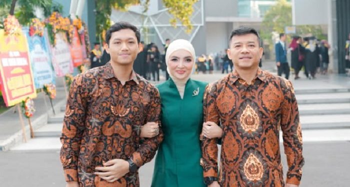 Ashanty, Anang dan Azriel Rayakan Wisuda Bersama di Universitas Airlangga