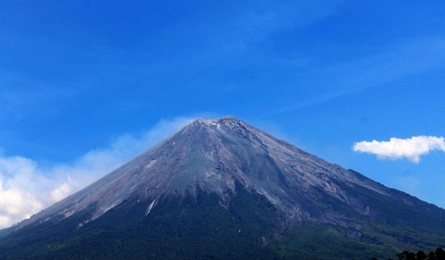 Mau Mendaki Semeru? Ini yang Perlu Diperhatikan Perempuan Berhijab agar Tetap Nyaman