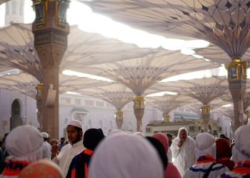 Barang Wajib Bawa Umrah Saat Musim Peralihan Panas ke Dingin