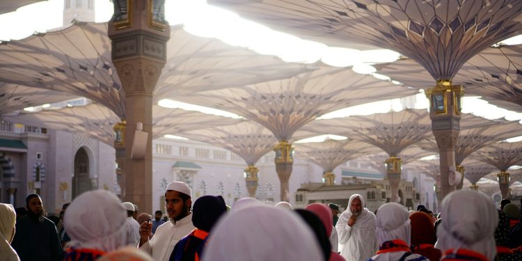 Barang Wajib Bawa Umrah Saat Musim Peralihan Panas ke Dingin