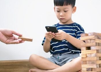 Beberapa Alasan Penggunaan Gawai dapat Menghambat Kemampuan Bicara Anak