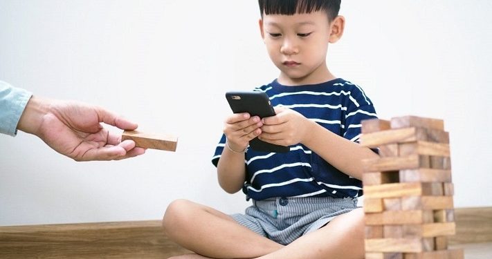 Beberapa Alasan Penggunaan Gawai dapat Menghambat Kemampuan Bicara Anak