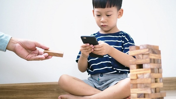 Beberapa Alasan Penggunaan Gawai dapat Menghambat Kemampuan Bicara Anak