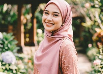 5 Gaya Hijab yang Bisa Dicoba Pemilik Wajah Oval agar Makin Proporsional