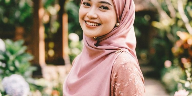 5 Gaya Hijab yang Bisa Dicoba Pemilik Wajah Oval agar Makin Proporsional