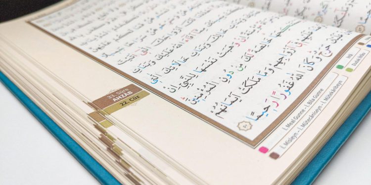 Rahasia di Balik Surah Al-Kahfi, Amalan Jumat yang Menguatkan Iman