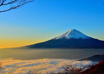 Simak Panduan Mendaki Gunung untuk Perempuan Berhijab