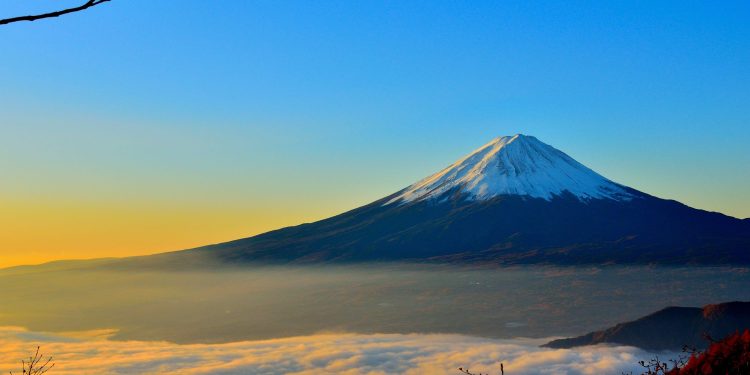 Simak Panduan Mendaki Gunung untuk Perempuan Berhijab