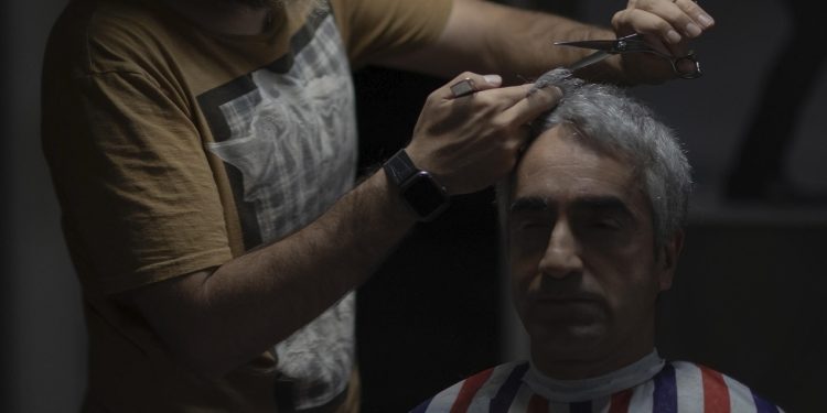 Beberapa Faktor Utama Rambut Beruban di Usia Muda