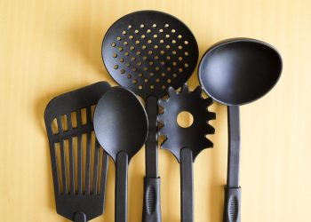 Tips Efektif Membersihkan Perabotan Dapur yang Berlemak