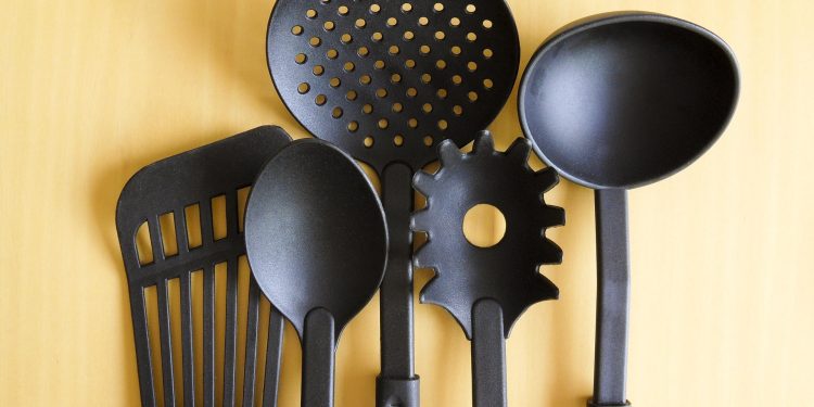 Tips Efektif Membersihkan Perabotan Dapur yang Berlemak