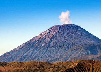 Jalur Pendakian Gunung Semeru Ditutup Total Akibat Kebakaran Hutan