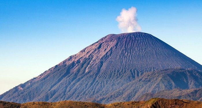 Jalur Pendakian Gunung Semeru Ditutup Total Akibat Kebakaran Hutan