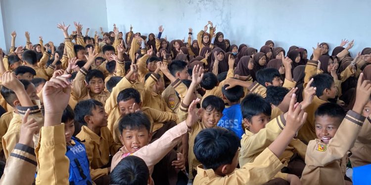 Tak Ada Uang, Anak SD Berikan Cincin untuk Palestina