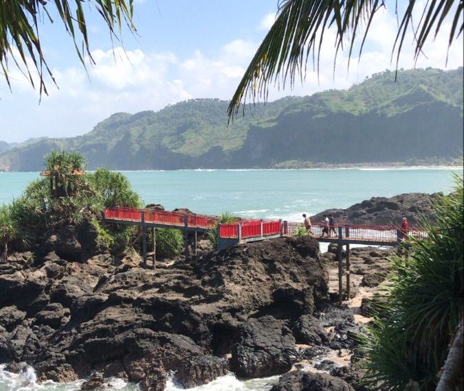 5 Objek Wisata Pantai dengan Pemandangan Indah di Jawa Tengah