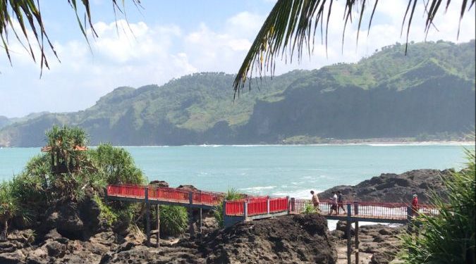 5 Objek Wisata Pantai dengan Pemandangan Indah di Jawa Tengah