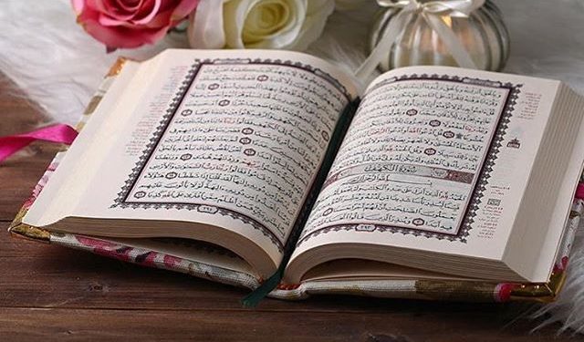 Membuka Alquran dengan Doa dan Adab yang Benar