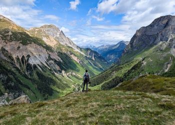 Skincare Wajib Dibawa Naik Gunung Agar Kulit Tetap Terlindungi