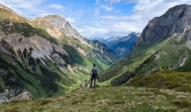 Skincare Wajib Dibawa Naik Gunung Agar Kulit Tetap Terlindungi